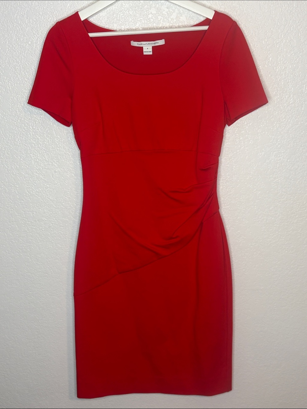 Diane Von Furstenburg Red Scoop Neck Side Ruched Classic Dress Size 8